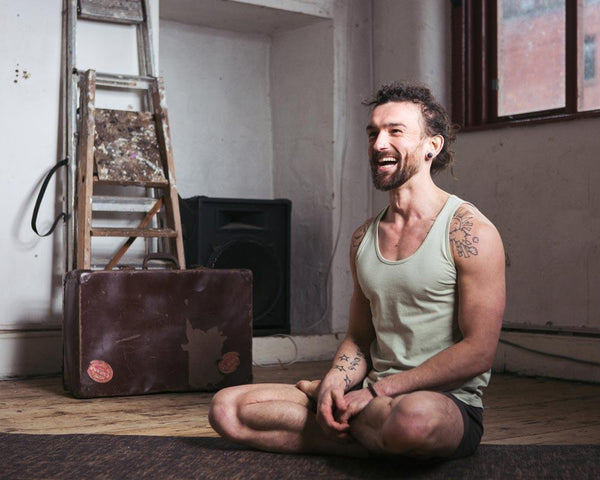 Men do yoga | Skoti Pepper