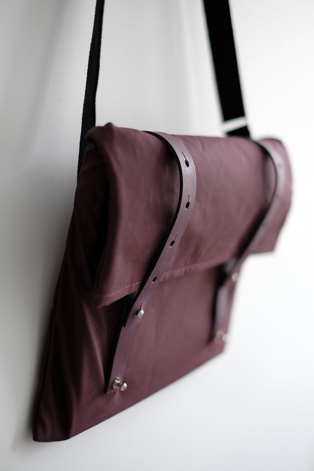 VEL-OH Nip Out iPad Bag Urban Cycling Musette Backpack Burgundy - Activemen Clothing